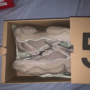 Yeezy Taupe Light size 8 Mens